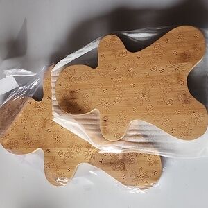 NIB. 2 piece of Temp-tations by Tara. Wooden Cutting Board, Gingerbread Man.